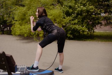 Sokakta çalışan kadın sağlık görevlisi, heyecan verici bir spor salonu. adım platform alıştırmaları