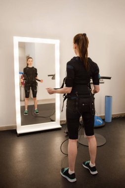 Elektrik kas stimülasyonu kıyafeti için EMS spor eğitimi, kasları uyarmak için elektriksel dürtüler kullanarak