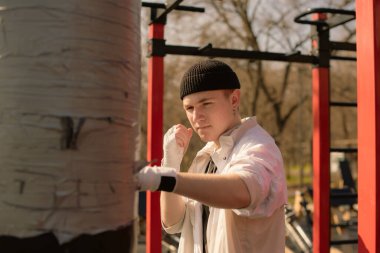 Genç Çocuk Park 'ta Kum Torbasıyla Yalnız Eğitimde