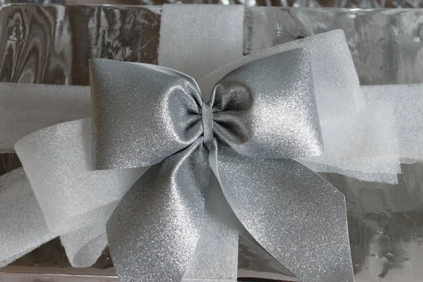 Big Silver Gift Box Big Glittering Silver Bow Ribbons Images De Stock Libres De Droits