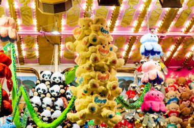 Soest, Almanya - 02 Kasım 2022: Doldurulmuş oyuncaklar fuarda kazanılacak ödüller arasında.