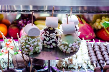 Panayırda satılık elmalarla kaplı..