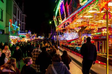 Soest, Almanya - 02 Kasım 2022: Soest (Kirmes) fuarındaki panayır arasında yürüyen insanlar