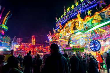 Soest, Almanya - 02 Kasım 2022: Soest (Kirmes) fuarındaki panayır arasında yürüyen insanlar