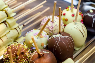 Panayırda satılık elmalarla kaplı..