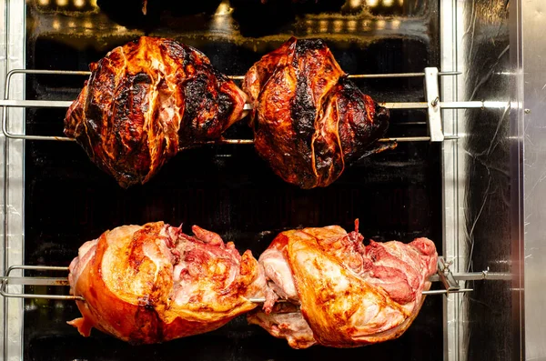 火の上で焼かれた串焼きの豚肉 — ストック写真