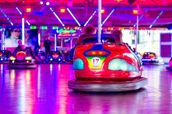 2022年11月4日 ドイツ ソースト 博覧会でバンパー車に乗る人 ロイヤリティフリーのストック写真
