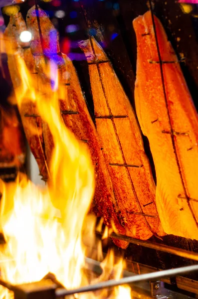 Salmón Cocinando Sobre Fuego Abierto Fotos de stock libres de derechos