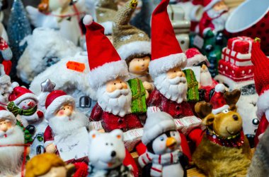 Yılbaşı panayırında satılık Noel oyuncakları.