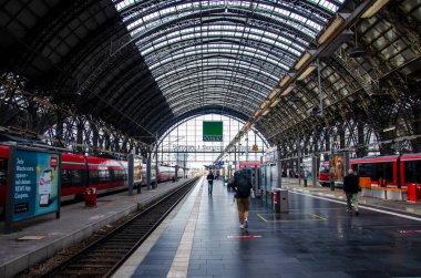 Frankfurt, Almanya - 13 Ekim 2023: Frankfurt Merkez İstasyonu (Frankfurt Hauptbahnhof)