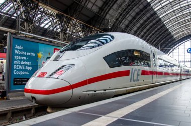 Frankfurt, Almanya - 13 Ekim 2023: Intercity Express (ICE olarak da bilinir) Almanya 'da yüksek hızlı demiryolu sistemidir. Frankfurt Merkez İstasyonu (Frankfurt Hauptbahnhof)