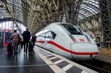 Frankfurt, Almanya - 13 Ekim 2023: Intercity Express (ICE olarak da bilinir) Almanya 'da yüksek hızlı demiryolu sistemidir. Frankfurt Merkez İstasyonu (Frankfurt Hauptbahnhof)
