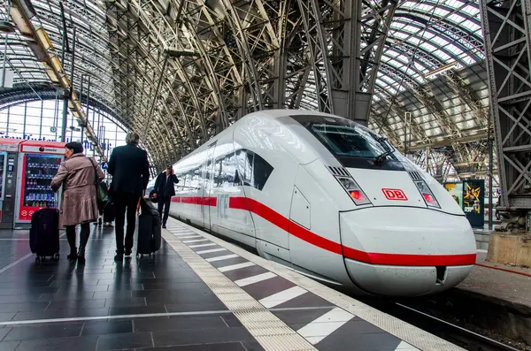 フランクフルト ドイツ 2023年10月13日 インターシティ エクスプレス 一般にIceとして知られる ドイツの高速鉄道システムです フランクフルト中央駅 フランクフルト ハウプトバーンホフ ストックフォト