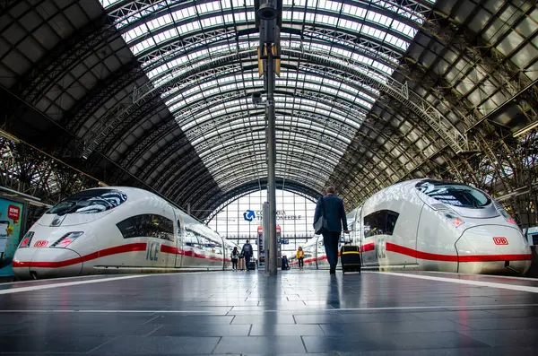 フランクフルト ドイツ 2023年10月13日 インターシティ エクスプレス 一般にIceとして知られる ドイツの高速鉄道システムです フランクフルト中央駅 フランクフルト ハウプトバーンホフ ストック写真