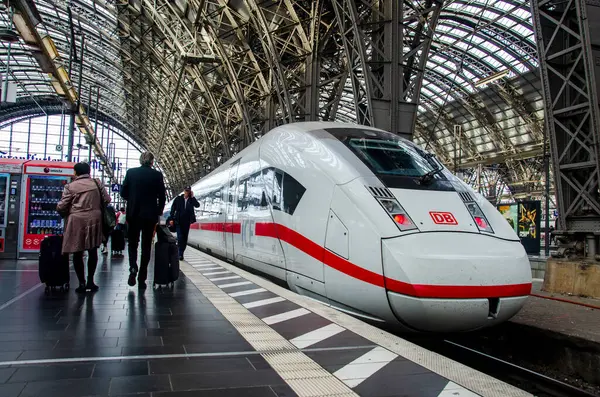 フランクフルト ドイツ 2023年10月13日 インターシティ エクスプレス 一般にIceとして知られる ドイツの高速鉄道システムです フランクフルト中央駅 フランクフルト ハウプトバーンホフ ロイヤリティフリーのストック写真