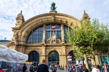 Frankfurt, Almanya - 13 Ekim 2023: Frankfurt Merkez İstasyonu (Frankfurt Hauptbahnhof)