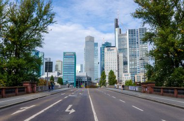 Frankfurt, Almanya - 13 Ekim 2023: Frankfurt 'un ana caddedeki Skyline şehri.