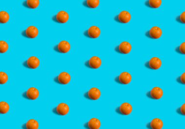 Taze portakal meyvesi ve mavi arkaplanlı yaz düz deseni. Yumuşak gölgeli minimum konsept.