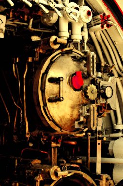 Eski bir denizaltıdan torpido tüpü.