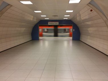 Şehirdeki yeraltı tren istasyonunun görüntüsü.