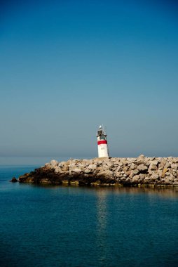 Akdeniz kıyısındaki deniz fenerinin güzel manzarası.
