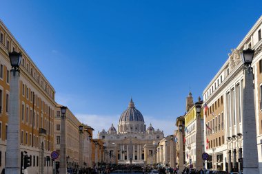 Vatikan şehrinde yürüyorum. 