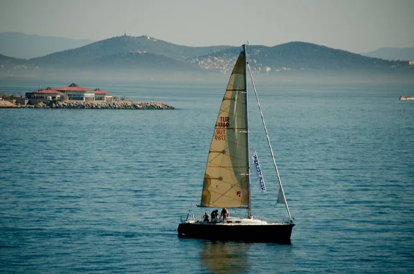 Liten Segelbåt Segling Istanbul — Stockfoto