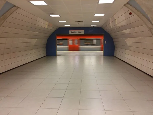Şangay, Çin 'deki metro istasyonunun içi boş.