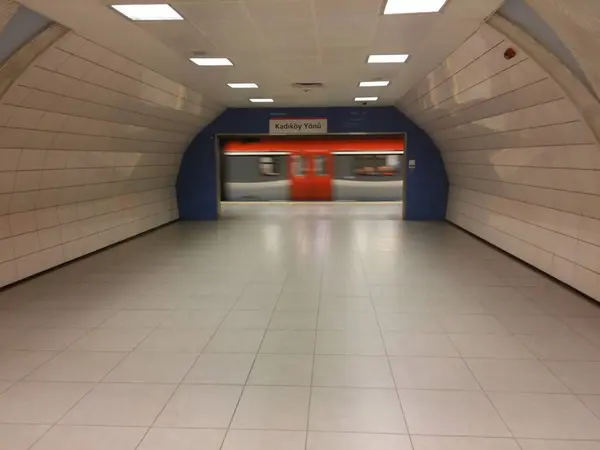 Bir binanın iç kısmının boş koridoru