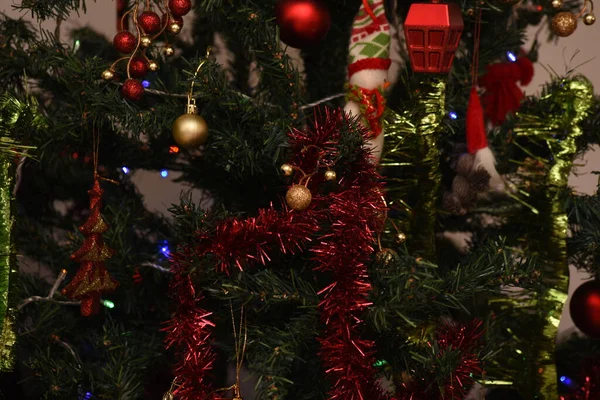 Dekoracje Świąteczne Nowy Rok Ozdobione Girlandą Światłami Kulkami — Zdjęcie stockowe