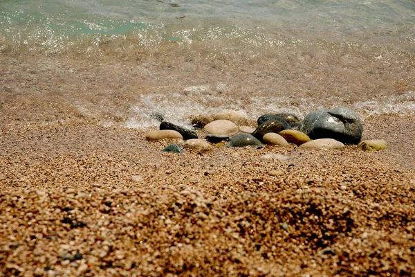 Kumlar ve kayalar, Antalya plajı.