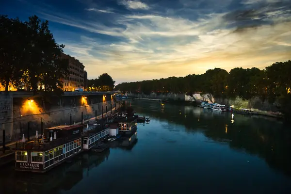 Paris, İtalya 'nın suyunun yansıması.