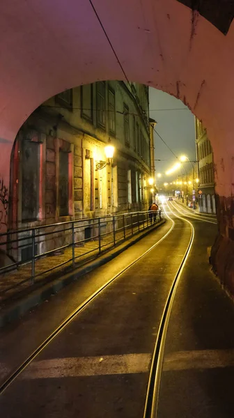 Prag Çek siteminden bir pasaj