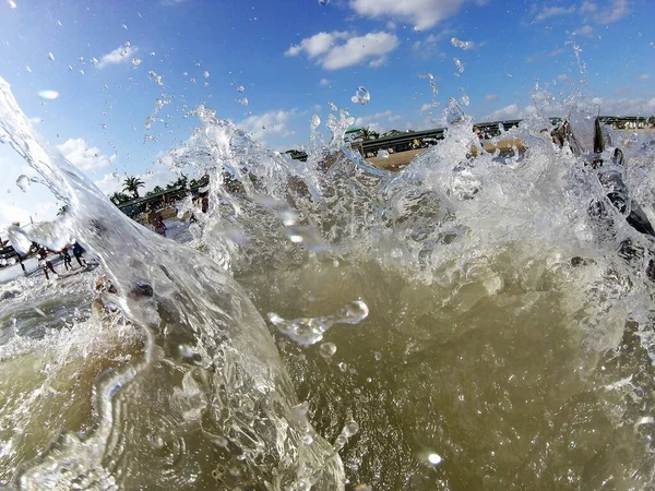 Nehre su sıçrıyor