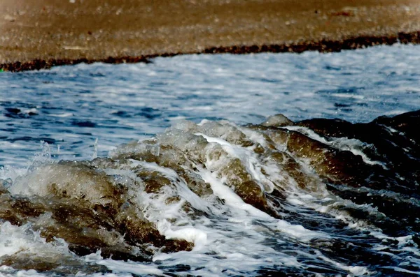 Kumlar ve Dalgalar, Antalya