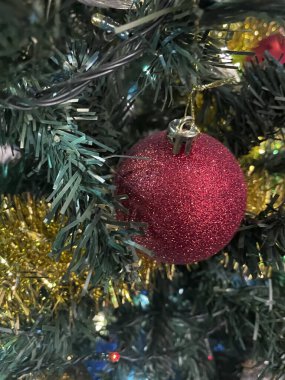 Bu görüntüdeki Noel 'in ihtişamına bakın. Renkli süslerle süslenmiş güzel bir ağaç, parıldayan ışıklar ve tepesinde bir yıldız. Sıcak, şenlikli bir atmosfer ve hediyelerle çevrelenmiş, tatil sezonunun özünü yakalıyor.