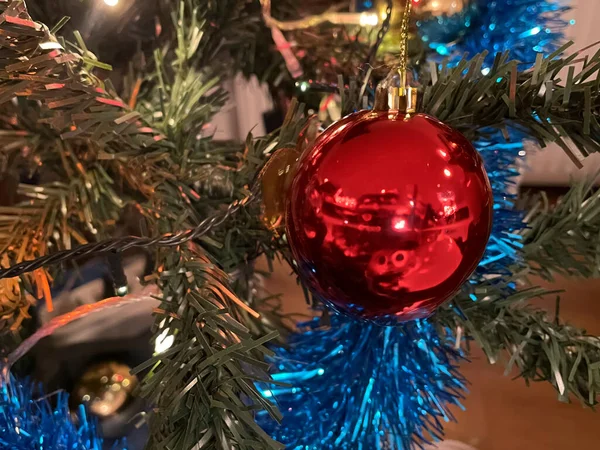 Bu görüntüdeki Noel 'in ihtişamına bakın. Renkli süslerle süslenmiş güzel bir ağaç, parıldayan ışıklar ve tepesinde bir yıldız. Sıcak, şenlikli bir atmosfer ve hediyelerle çevrelenmiş, tatil sezonunun özünü yakalıyor.