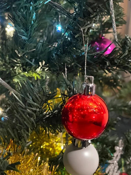 Bu görüntüdeki Noel 'in ihtişamına bakın. Renkli süslerle süslenmiş güzel bir ağaç, parıldayan ışıklar ve tepesinde bir yıldız. Sıcak, şenlikli bir atmosfer ve hediyelerle çevrelenmiş, tatil sezonunun özünü yakalıyor.