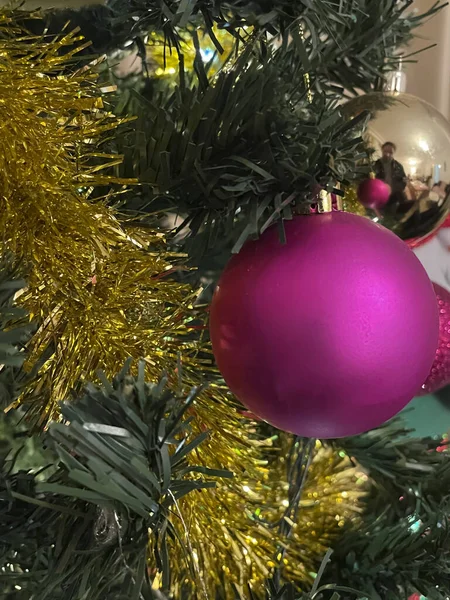 Bu görüntüdeki Noel 'in ihtişamına bakın. Renkli süslerle süslenmiş güzel bir ağaç, parıldayan ışıklar ve tepesinde bir yıldız. Sıcak, şenlikli bir atmosfer ve hediyelerle çevrelenmiş, tatil sezonunun özünü yakalıyor.