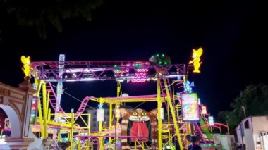 Geceleyin eğlence parkında renkli bir eğlence.