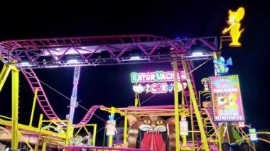 Geceleyin eğlence parkında renkli bir eğlence.