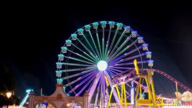 Akşamları eğlence parkında büyük renkli bir tekerlek atlıkarınca eğlencesi.