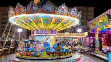 Geceleyin lunaparkta renkli bir atlıkarınca.