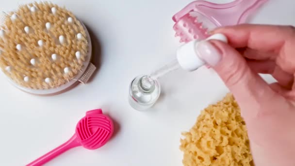 Vrouwelijke Hand Neemt Serum Uit Fles Spa Beauty Kosmetologie Producten — Stockvideo