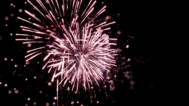 Echt Rood Schijnende Vuurwerk Lichten Donkere Lucht Een Gloeiende Vuurwerkshow — Stockvideo
