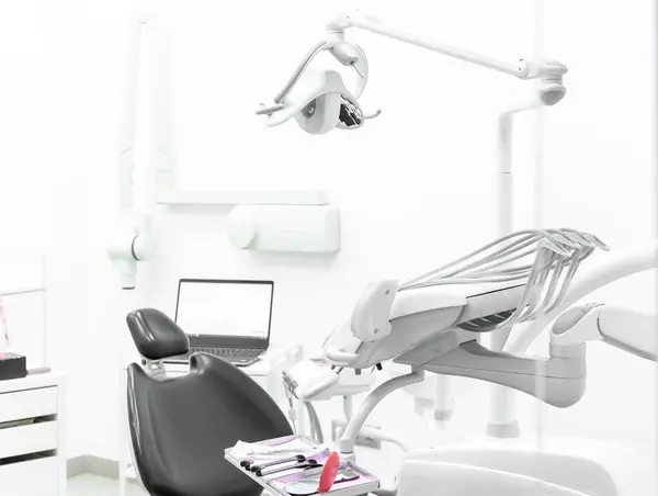 道具および家具が付いている現代歯科医院の内部 歯のホワイトニング デンタルケア ストック写真