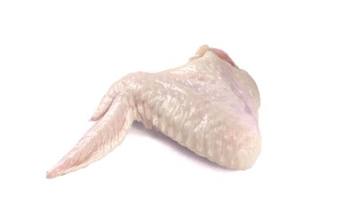 Beyaz arka planda soyutlanmış çiğ tavuk kanatları. Çiğ et.