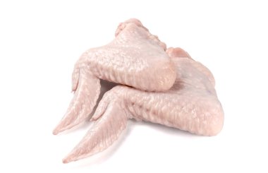Beyaz arka planda soyutlanmış çiğ tavuk kanatları. Çiğ et.
