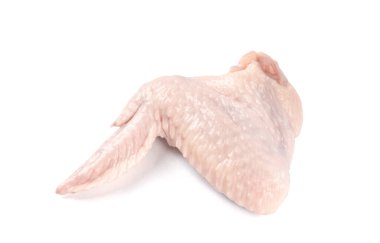 Beyaz arka planda soyutlanmış çiğ tavuk kanatları. Çiğ et.