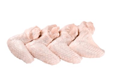 Beyaz arka planda kesme tahtasındaki çiğ tavuk kanatları. Çiğ et.